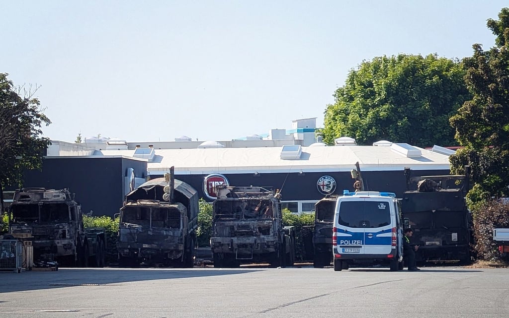 Mehrere Militärlaster auf einem Firmengelände im Erfurter Norden sind in der Nacht zum Sonntag ausgebrannt. Die Hintergründe sind bislang völlig unklar.