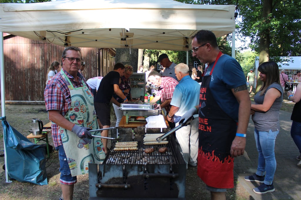 Es gab heiße Jobs am Grill für die Helfer im Park der Stiftung Dauerwald Bärenthoren an dem heißen Tag.