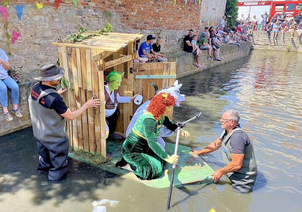 Shrek schaute sogar mit seinem Klohäuschen vorbei. Doch die Fahrt war nur von kurzer Dauer und endete im kühlen Nass.