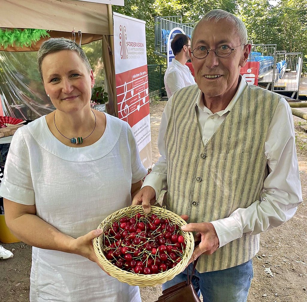 Cornelia Ribbentrop mit Kirschen aus dem Garten von Roland Claus.