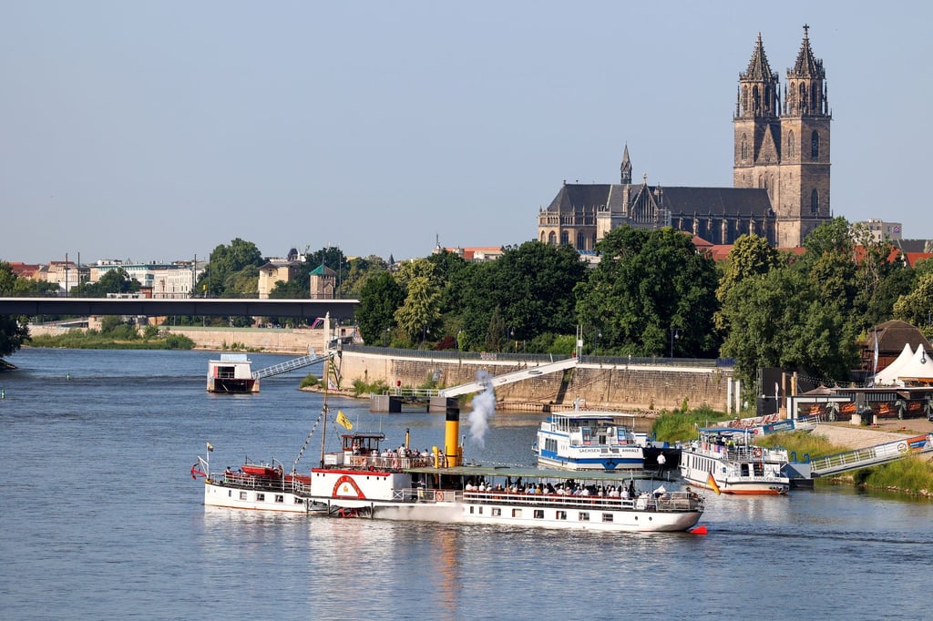 Der Raddampfer „Kaiser Wilhelm“ macht zu seiner Jubiläumsreise Station in Magdeburg und legt vom Petriförder ab.