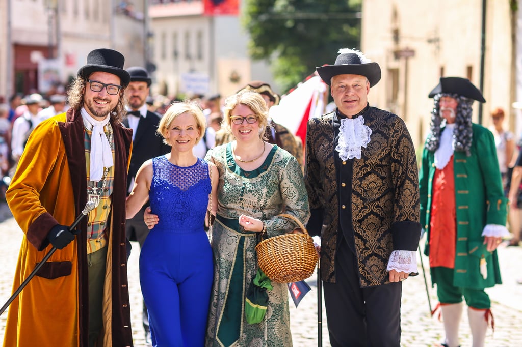 OB Sebastian Müller-Bahr (v.l.), Schauspielerin Andrea Kathrin Loewig, OB-Gattin Nancy und Stadtratvorsitzender Michael Hayn sind mit von der Partie.