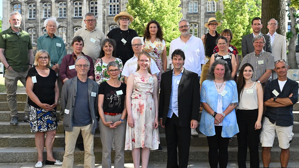 Zur Eröffnung der Ausstellung Moderne Vogelbilder waren zahlreiche Künstler nach Halberstadt gekommen. Darunter zwei, die ausgezeichnet wurden: Corinna Langebrake (3. von links) und Claus Rabba (4. von links).