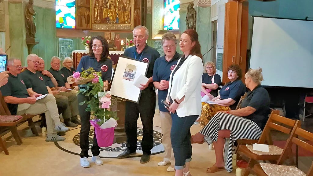 Ein Geschenk der Mitstreiter aus dem Förderverein für das engagierte Ehepaar Koch (links) fehlte beim Jubiläum nicht.