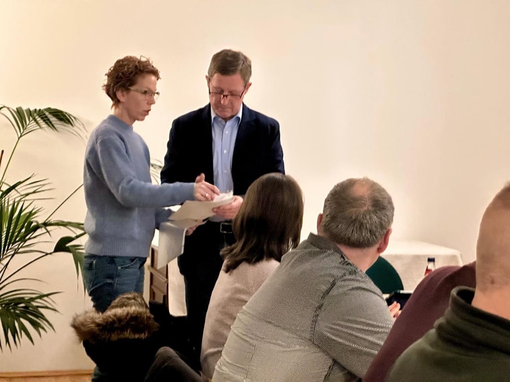 Haupt- und Finanzausschuss von Zahna-Elster. Antje Hedrich überreichte Bürgermeister Peter Müller eine Unterschriftenliste mit 217 Unterzeichnern, gegen eine Photovoltaik-Anlage in der Rastdorfer Heide.