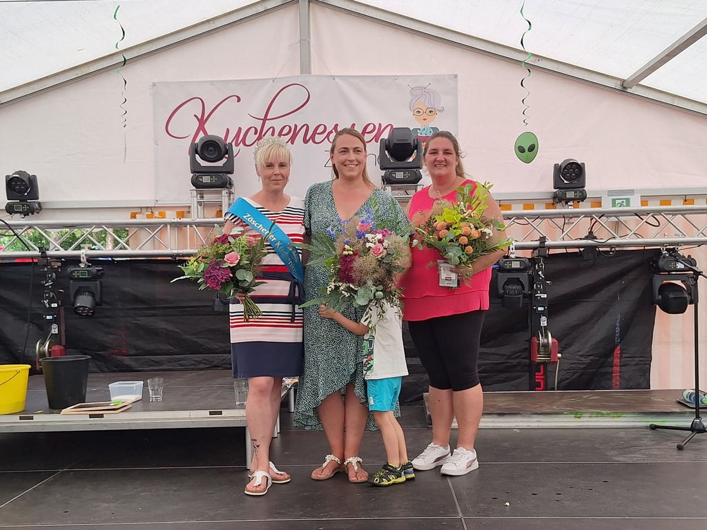 Angela Schöbel (v.l.), hier mit Julianna Schäfer und Peggy Bransdor, ist die neue Kuchenkönigin Zöschens.