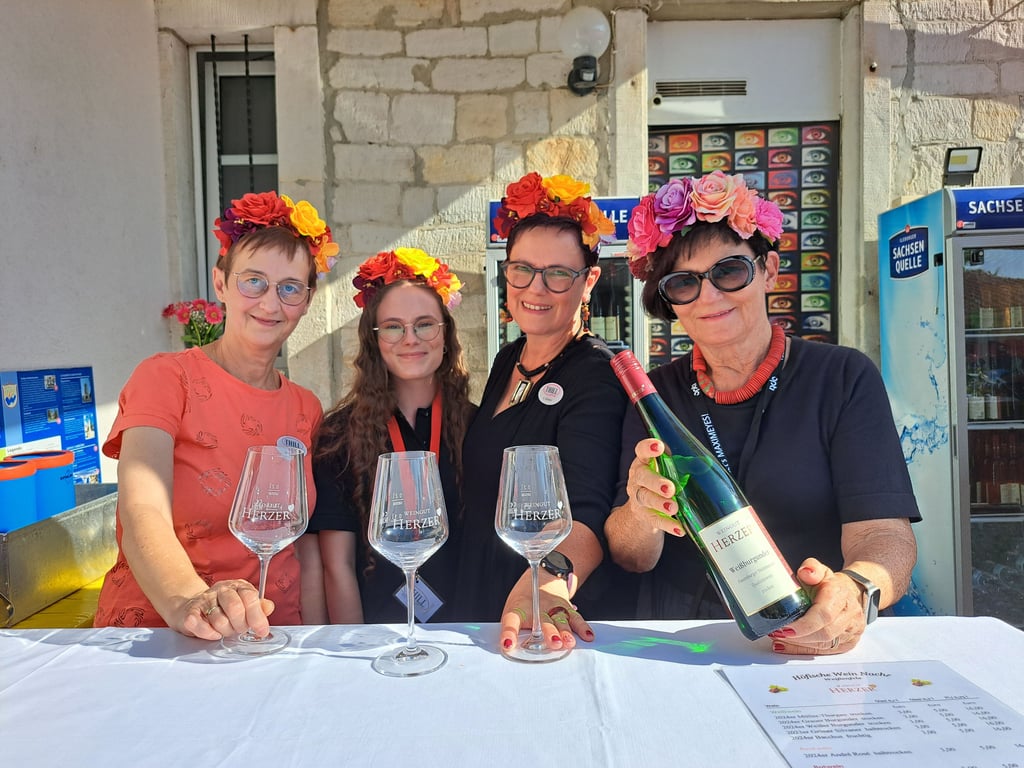 Monika Samel, Mia Zeymer, Antje Zeymer und Rosel-Maria Thill (von links nach rechts) haben im Hof der Brillengalerie Thill Wein vom Weingut Herzer ausgeschenkt.