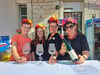 Monika Samel, Mia Zeymer, Antje Zeymer und Rosel-Maria Thill (von links nach rechts) haben im Hof der Brillengalerie Thill Wein vom Weingut Herzer ausgeschenkt.