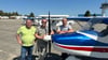 Ein Teil der Flotte der Air Campus Magdeburg GmbH, die sich neu am Flugplatz Magdeburg ansiedelt. Inhaber sind Andreas Franke (r.) und Elmir Winn (Mitte). Steffen Thran (l.) ist Fluglehrer.