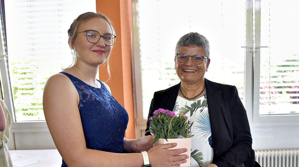 Iris Jokisch, hier mit Schülerin Paula Paasch, war 20 Jahre lang Lehrerin an der Allendeschule und seit dem Jahr 2016 Schulleiterin. Jetzt geht sie in den Ruhestand.
