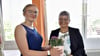 Iris Jokisch, hier mit Schülerin Paula Paasch, war 20 Jahre lang Lehrerin an der Allendeschule und seit dem Jahr 2016 Schulleiterin. Jetzt geht sie in den Ruhestand.