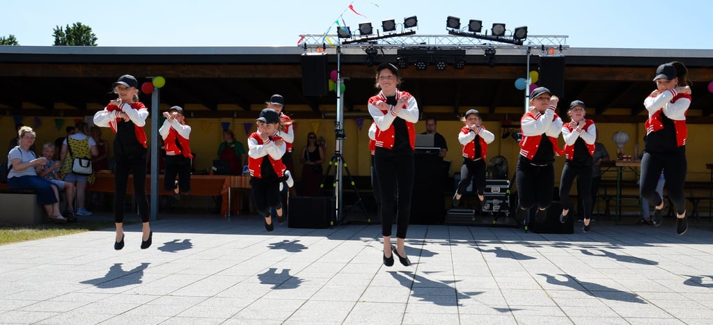 Die Großen Tanzsternchen von O'Blue gestalteten das Unterhaltungsprogramm auf dem Dorffest in Leps mit - unter anderem mit einem coolen "Uptown Funk".