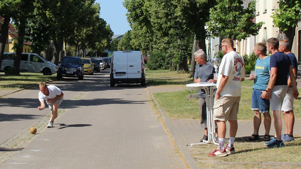 Gossenboßeln hat in Güterglück Tradition, seit die Straße erneuert und mit einer Gosse in der Mitte versehen wurde. Beim Dorffest geht es jedes Jahr um neue Rekorde.