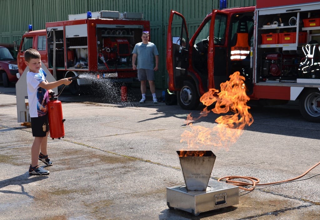 Bei der Lepser Ortsfeuerwehr konnte sich der Nachwuchs nicht nur im Büchsenzielspritzen versuchen, sondern ebenfalls im Feuerlöschen.