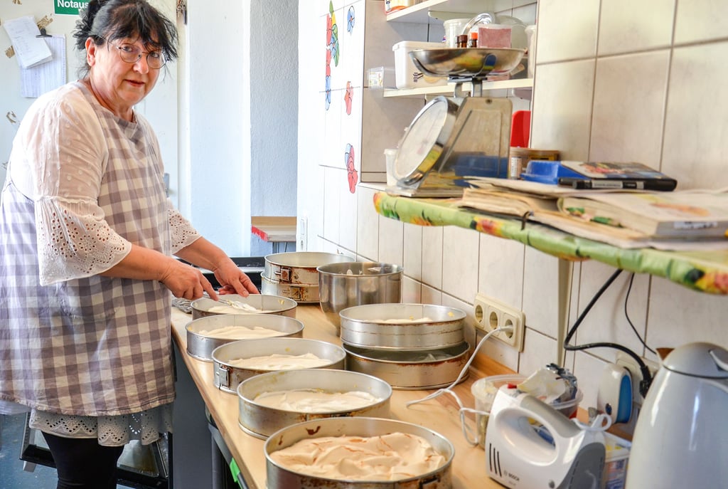 Christine Kämpfert betreibt in Staßfurt ein Café-Stübchen, hier wirbelt sie gerade in ihrer Mini-Backküche.