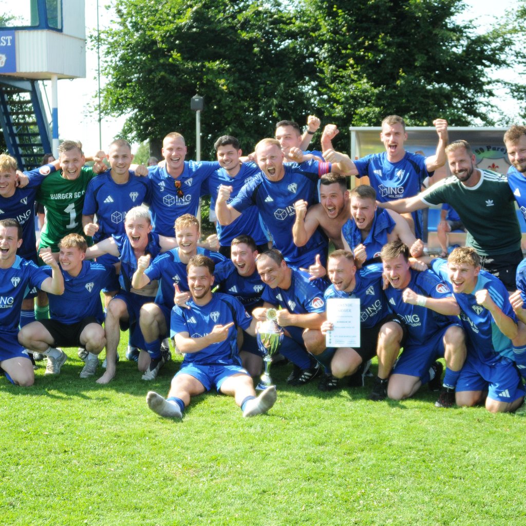 Der Burger BC reißt die Arme hoch, doch nicht alle können mitjubeln. Nach dem dramatischen 4:2-Sieg im Kreispokalfinale gegen Brettin/Roßdorf bleibt der Abschied von Publikumsliebling Hendrik Schäfer als stiller Schatten über dem Erfolg.