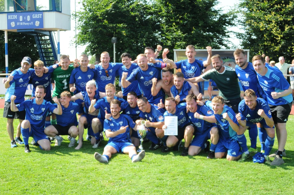 Der Burger BC reißt die Arme hoch, doch nicht alle können mitjubeln. Nach dem dramatischen 4:2-Sieg im Kreispokalfinale gegen Brettin/Roßdorf bleibt der Abschied von Publikumsliebling Hendrik Schäfer als stiller Schatten über dem Erfolg.