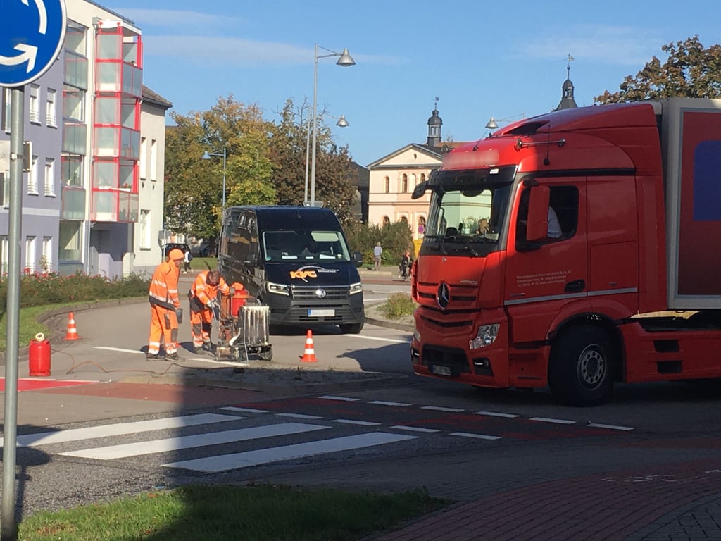 Hier am Kreisverkehr an der Roschwitzer Straße ereignete sich der Unfall.