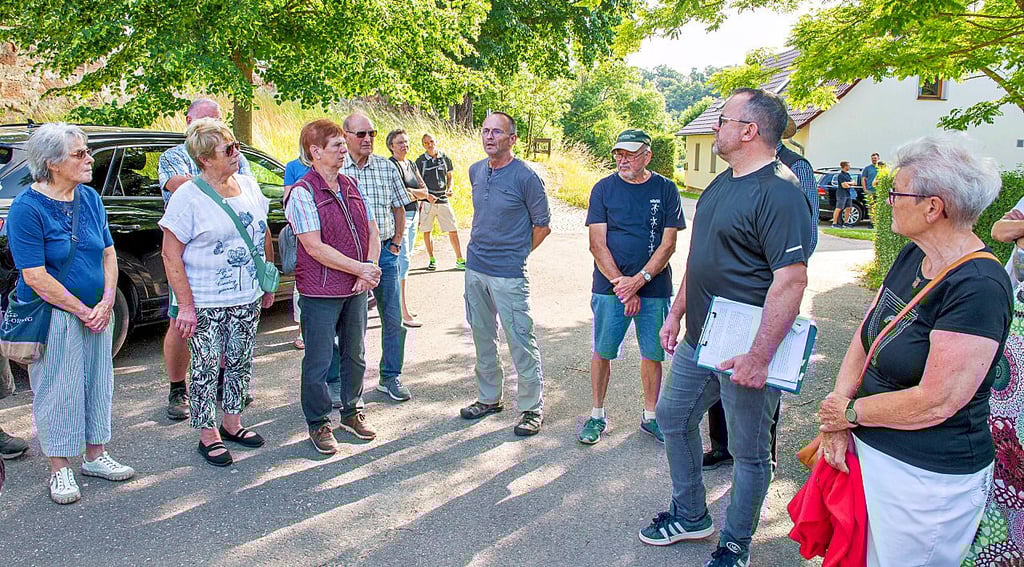 Frank Kühling (Mitte) und Steffen Kühnert (2.v.r.), bemängeln die schlechte Pflege der Rasenflächen seitens der Stadt im Dorf.