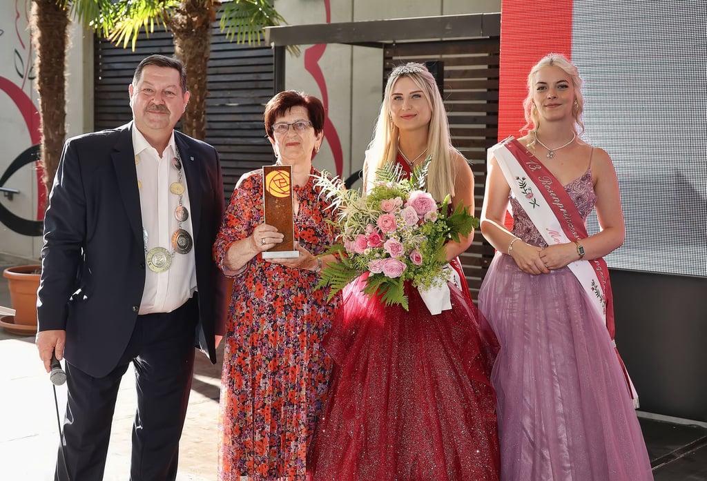 Amri Gebser mit der "Goldenen Rose". Der neugestaltete Preis ist eine Miniatur-Ausgabe der Stele, die seit einiger Zeit auf dem neuen Kreisel an der Erfurter Straße steht.