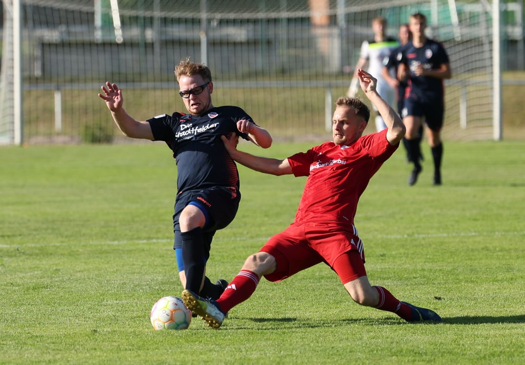 Für Louis Rebone (links) und seine Gefährten vom MSV Börde ist die Saison denkbar bitter geendet.