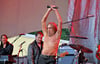 Konnte nicht stillhalten und fegte trotz Hüftproblemen über die Bühne: Iggy Pop  am Samstag beim Konzert auf der Peißnitz