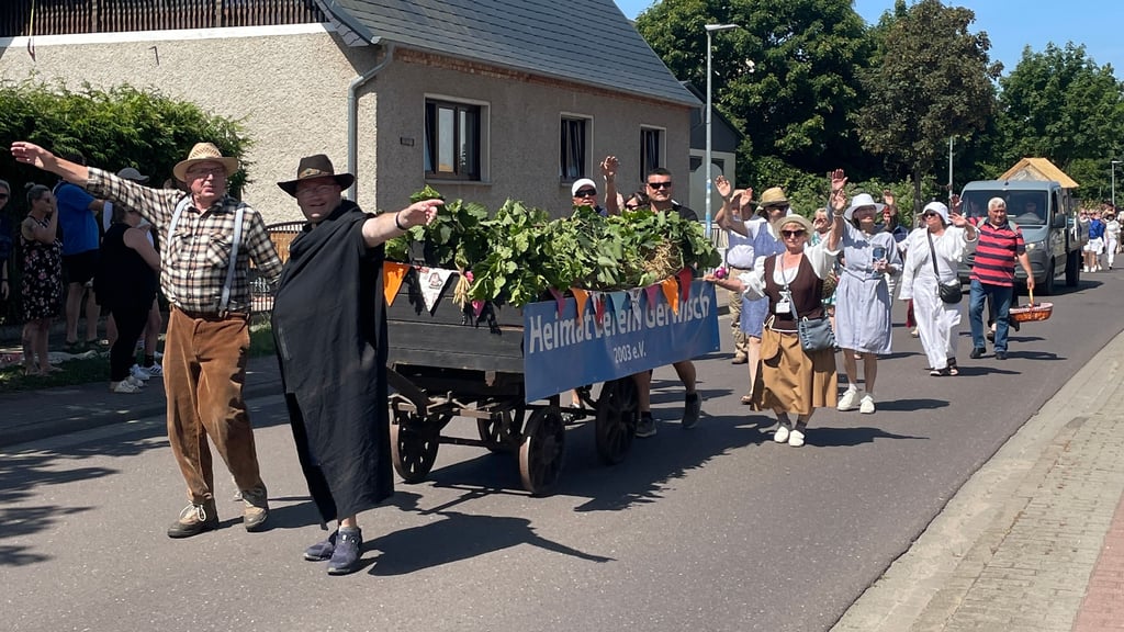 Der Heimatverein Gerwisch läuft beim Festumzug vorn mit - am Freitagabend und am Samstag führte der Verein ein Theaterstück zum Brand von Gerwisch auf.