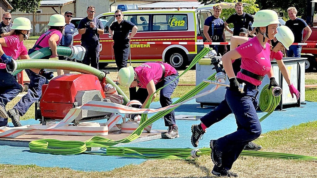 Die Frauenmannschaft der Feuerwehr Hohengöhren holte den Titel beim Kreisausscheid im „Löschangriff nass“ in Buch.