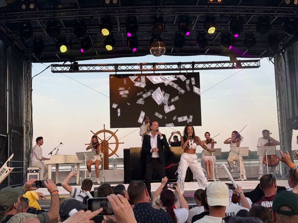 DJ Alex Christensen legte zu Mittsommer im Bitterfelder Hafen an.