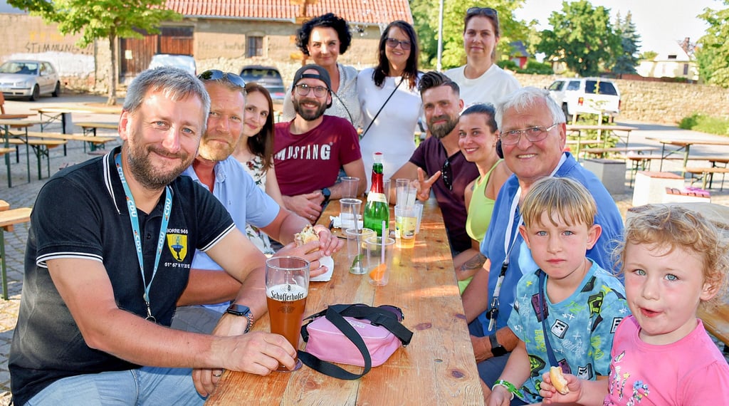 Bürgermeister Sven Rosomkiewicz (l.), Vereinschef Klaus Mühlenberg (vorn r.) sowie die Gemeinderäte Denise Eckstein-Bunk (hinten r.) und Saskia Trautewig (hinten l.) suchten das Gespräch mit den neuen Einwohnern der Gemeinde.