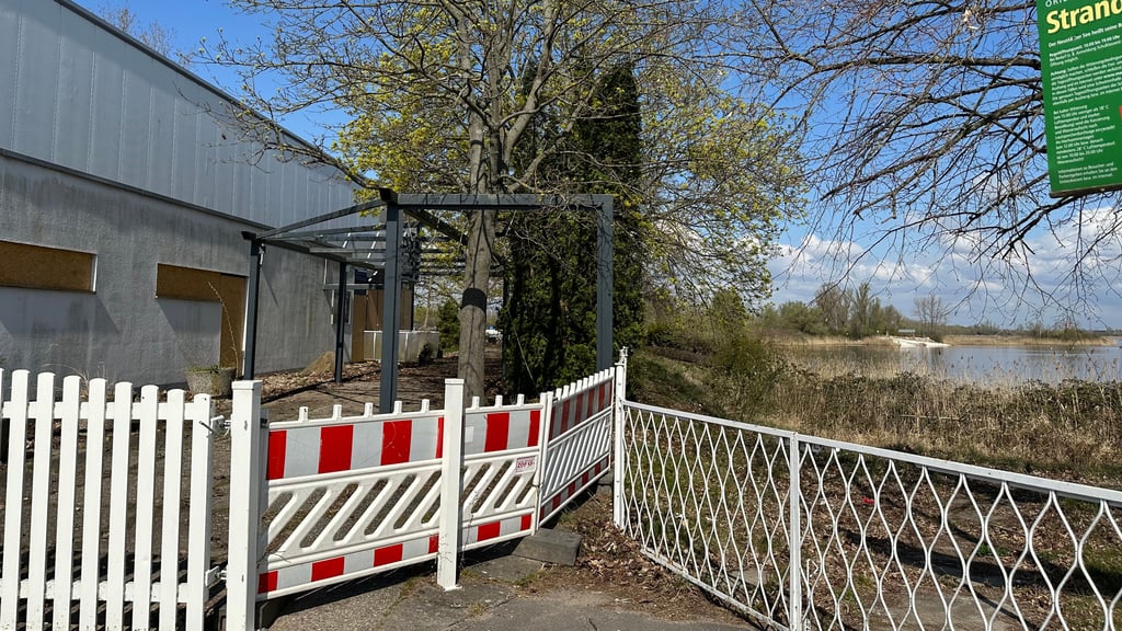 Das ehemalige Restaurant Seeblick am Neustädter See ist verbarrikadiert. Ein Investor wollte dort ein Hochhaus bauen. Die Pläne wurden abgelehnt.