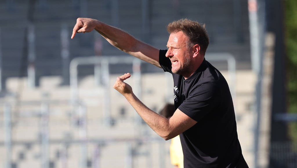 Markus Fiedler ist der neue Trainer vom 1. FC Magdeburg. Beim Testspiel am Mittwoch, 25. Juni 2025, in Burg beim BBC 08 steht der Coach erstmals bei einem FCM-Spiel an der Seitenlinie.