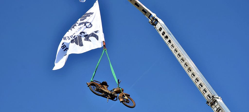 Den Weg zum Campingplatz weist ein historischer Zweitakter.