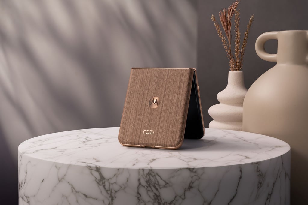 Nie wieder Fingerabdrücke: Die Rückseite des Razr 60 Ultra besteht bei der Modellvariante „Mountain Trail“ tatsächlich aus Holz.