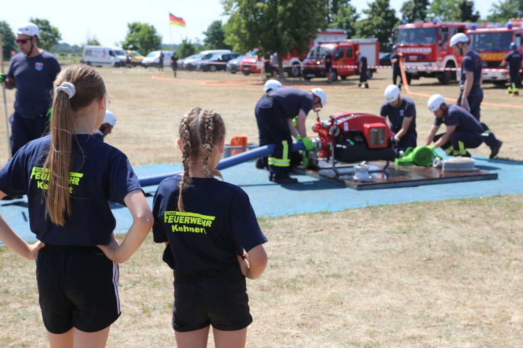 Mit kritischen Augen schaut der Nachwuchs, ob die Mannschaft der Freiwilligen Feuerwehr Kehnert auch alles richtig vorbereitet.