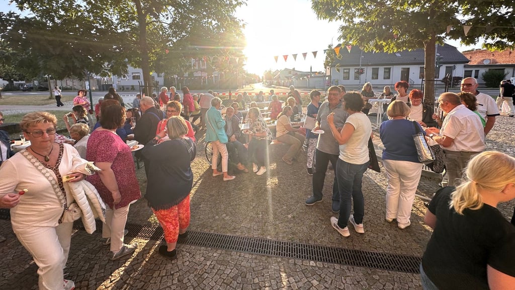 Mit einem Festgottesdienst in der Gerwischer Kirche und anschließendem Sektempfang startete die Gemeinde am Donnerstagabend in das Jubiläum.