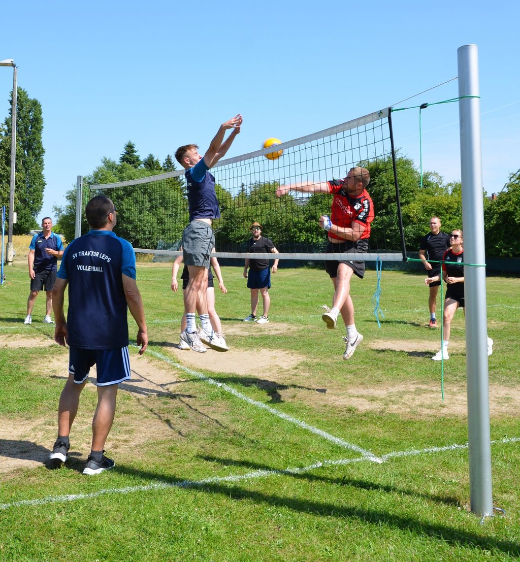 Trotz hochsommerlicher Temperaturen traten Volleyballspieler aus Leps, Zerbst und Hobeck - teils auch in gemischten Mannschaften - beim Turnier anlässlich des Lepser Dorffestes an.