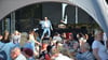 Ein riesiger Pavillon mit Aufschrift "Jugendstadtrat Zörbig" sorgte beim Salzlandfest Staßfurt vor der Bühne Benneck'scher Hof für einige schattige Plätzchen. Hier gerade bei der Apache-Double-Show.