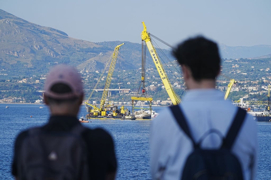 Ein besonderer Anblick: die Bergung der Superyacht „Bayesian“.