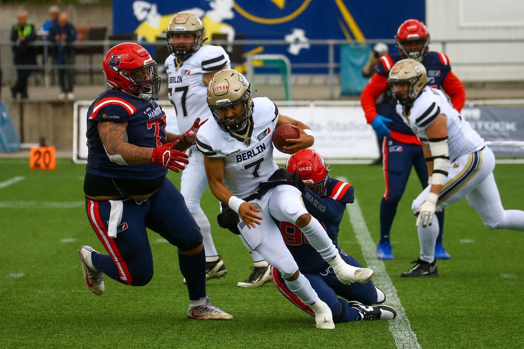 Berlins Spielmacher Jakeb Sullivan (Nr. 7, M) in Aktion.
