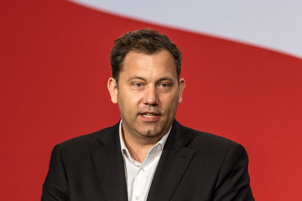 SPD-Chef und Bundesfinanzminister Lars Klingbeil setzt in der Debatte um mehr Geld für Verteidigung auf die Frage, was notwendig ist. (Archivbild)