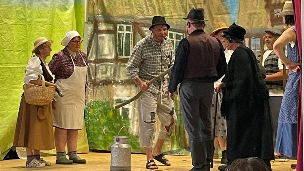 Volles Haus am Freitagabend in Lentges Saal in Gerwisch. Ein Theaterstück zum Brand von Gerwisch wurde vom Heimatverein aufgeführt. Der vermeintliche Brandstifter war schnell ausgemacht. Erst Jahre später kam ans Licht, dass ein wütender Handwerksbursche, getrieben von Zorn und Verzweiflung, das Feuer gelegt hatte. Das Interesse an der Aufführung war so groß, dass es noch eine zweite Vorstellung am Samstag gab.