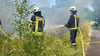 Die Einsatzkräfte der Ascherslebener Feuerwehr löschen den Flächenbrand am Wilslebener See.