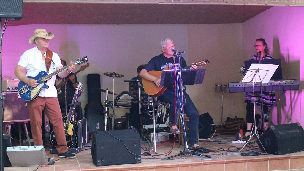 Eine Live-Band spielte im Park der Stiftung Dauerwald Bärenthoren zum Midsommerfest auf.