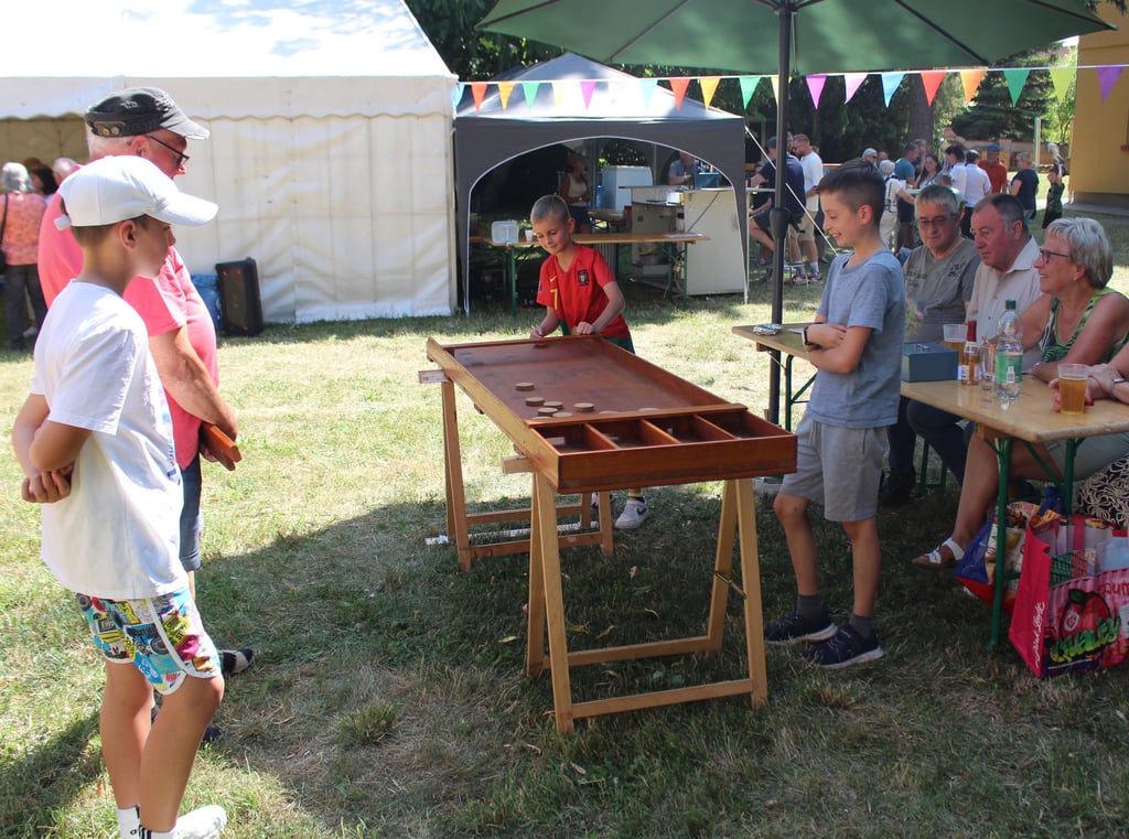 Ein Shuffleboard bietet beim Güterglücker Dorffest Abwechslung für die großen und kleinen Besucher.