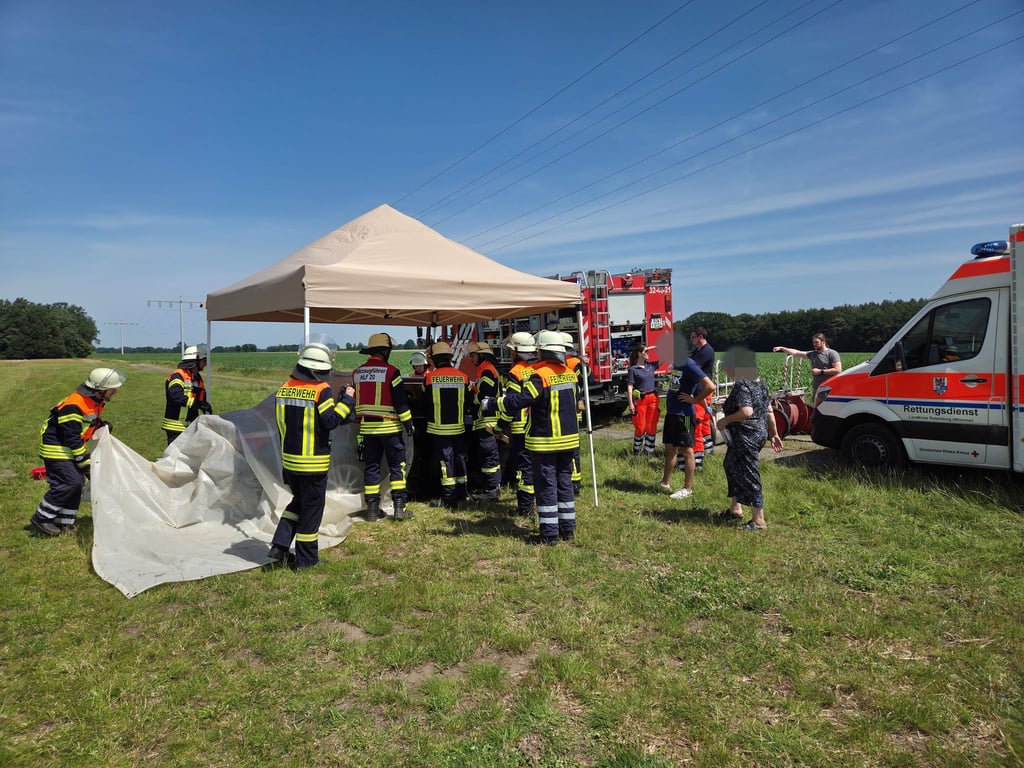 Drei Jungen sitzen bei großer Hitze im Auto und kommen nicht heraus. Die Feuerwehr zerstört schließlich eine Scheibe.