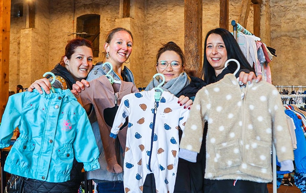 Kristin Kionczyk, Melanie Palm, Jana Rödger und Hannah Hodura (von links) planen die vierte Babybörse – wieder in der Wolmirstedter Museumsscheune und diesmal mit Unterstützung eines Magdeburger Restaurants.