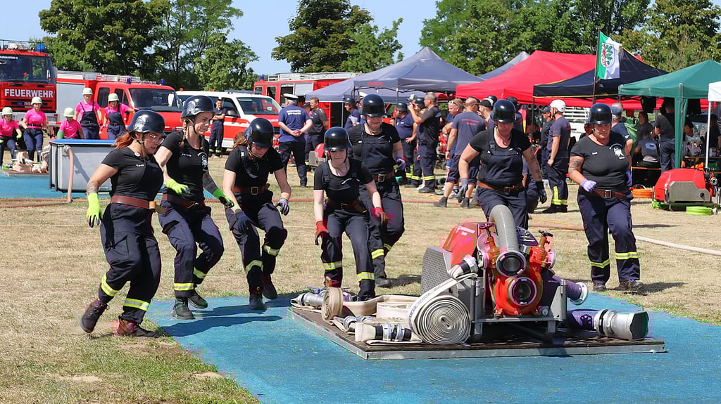 Die Frauenmannschaft der Feuerwehr Borstel erreichte den zweiten Platz beim Kreisausscheid in Buch.