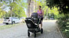 Sarah Müller geht mit ihrem Baby spazieren. Die alleinerziehende Mutter aus Magdeburg wartet seit elf Wochen auf die Geburtsurkunde, ohne die sie kein Kindergeld für ihr Baby beantragen kann.