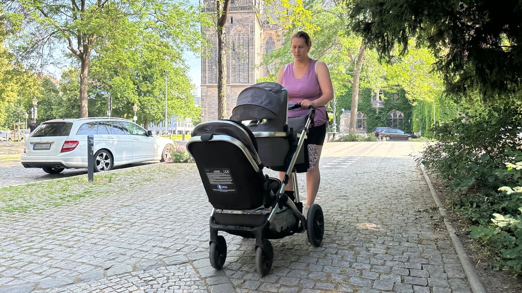 Sarah Müller geht mit ihrem Baby spazieren. Die alleinerziehende Mutter aus Magdeburg wartet seit elf Wochen auf die Geburtsurkunde.